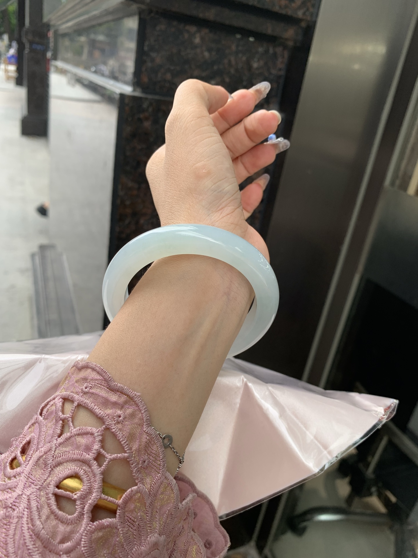 飘绿正圈 57.9-9.7-11.1 0502-4A102 无裂，底妆水润细腻，满圈淡绿花若隐若现，清爽优雅
