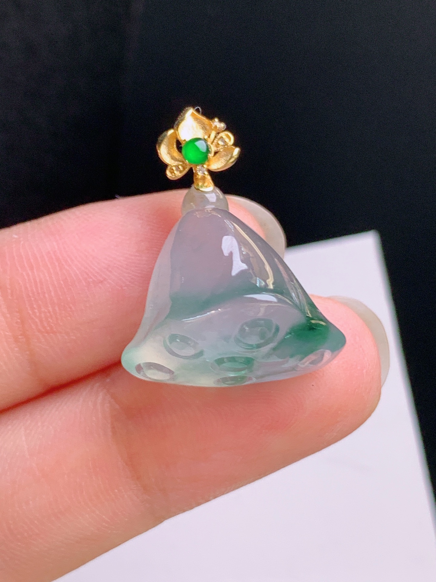 ️ 冰种飘花莲蓬吊坠，18K金镶绿蛋，冰透起光，色泽清新 08