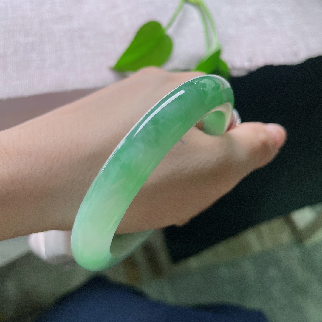 58.7/11/9.0，油青正圈，内纹，深绿与浅白自然交融，浓淡过渡随性写意，如同山水画卷铺展在镯身之上。ss59861a