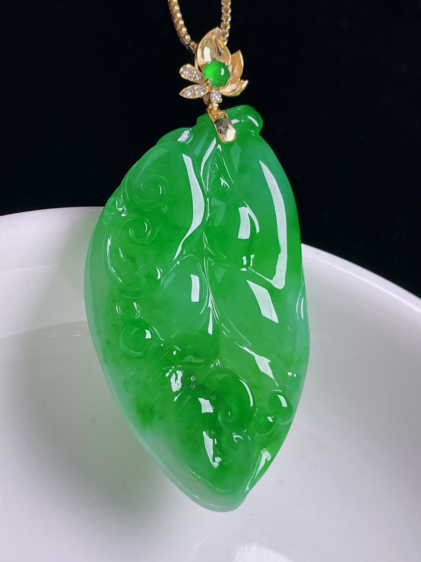 辣绿树叶/叶子，18k镶嵌，老种起光，细底通透，尺寸：45裸石38.3/21.8/6.3mm0927