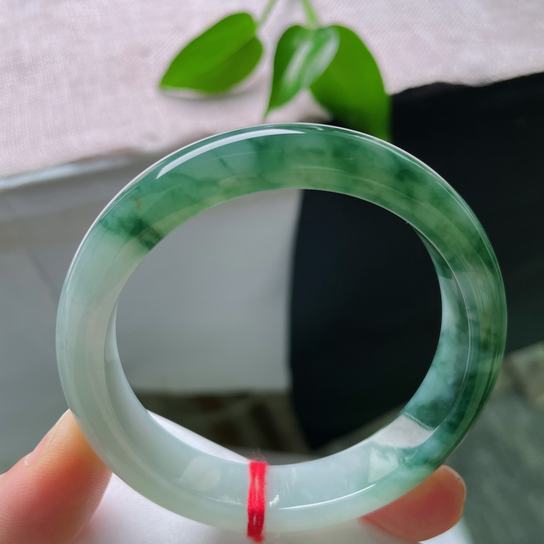 56.7/12.4/8.5，飘花正圈，无裂，冰种玉质水光盈盈，浓艳墨绿飘花肆意舒展，端庄平安镯，天然水墨画卷凝于玉骨之间。ss59426a