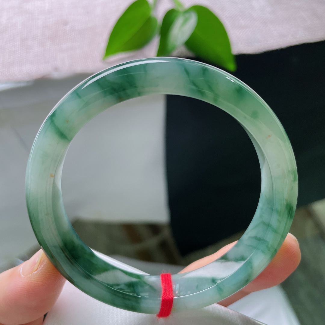 58.2/12.1/8.6，飘花正圈，无裂，洒金，冰种玉质细腻匀净，浓墨绿意缥缈漫洒玉璧，端庄正圈，诉说中式温婉诗意风骨。ss59419a
