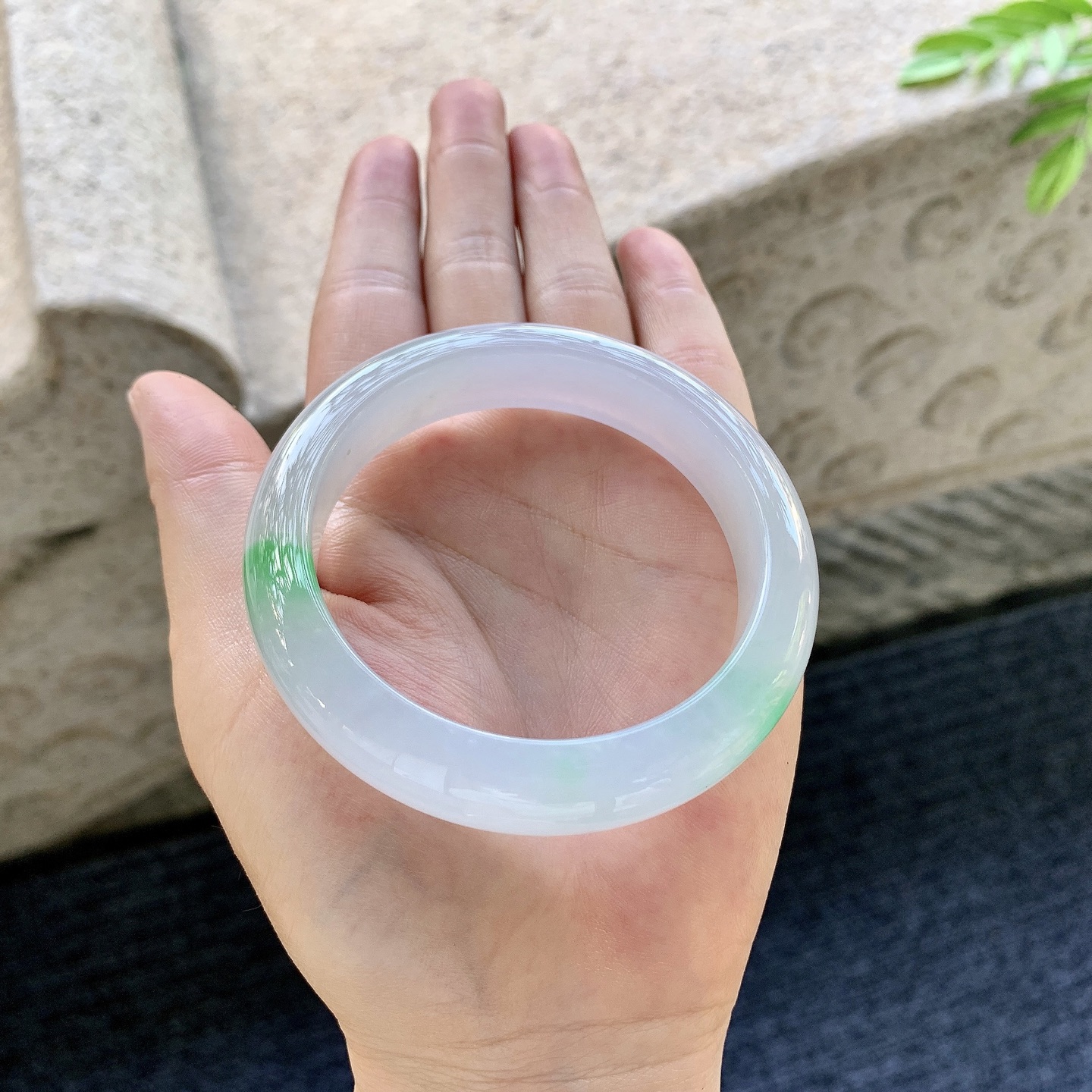 正圈54 55 圈口55.5/13/8.8 编码H6092822 冰糯飘绿，水润，种老，细腻，打灯有棉线