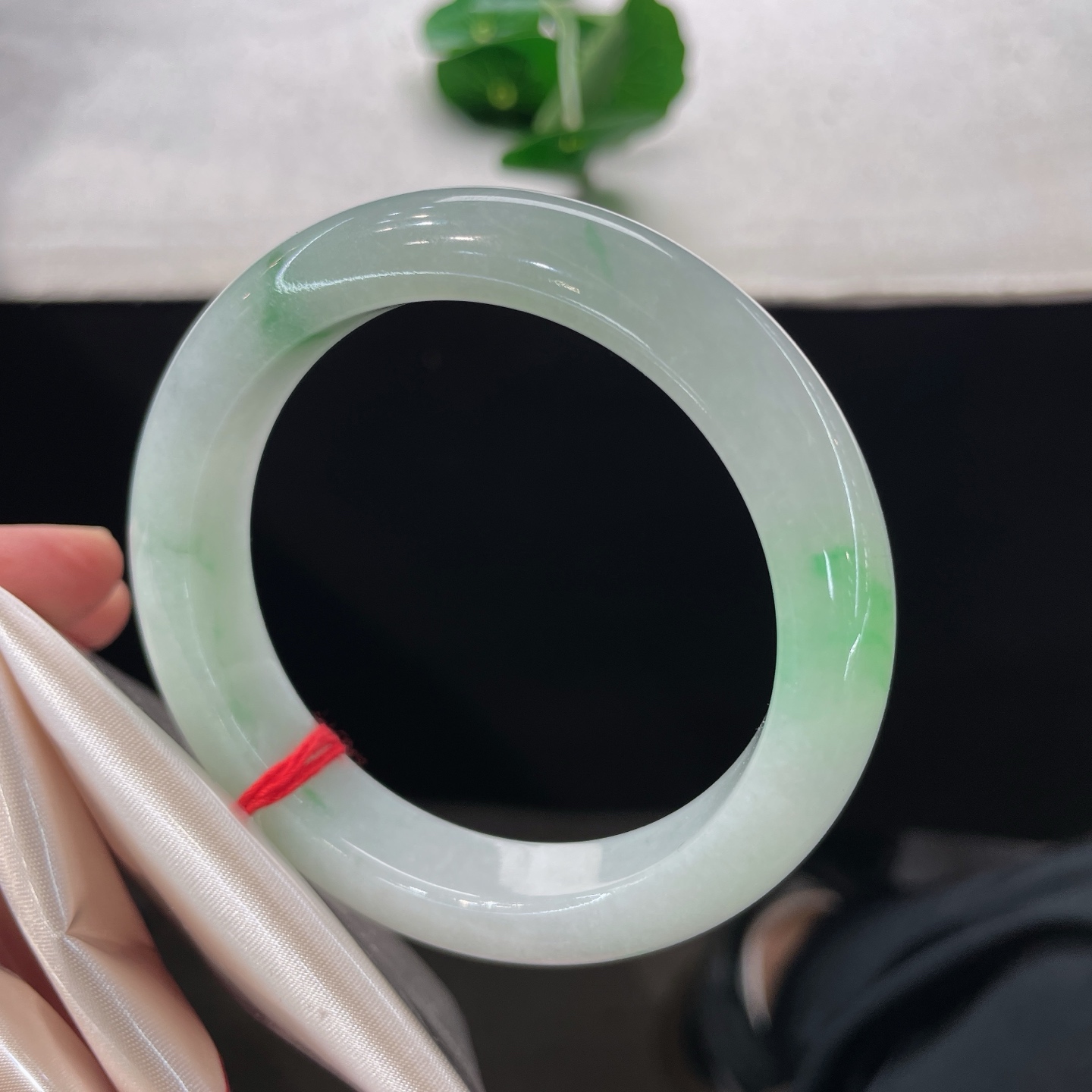 天然翡翠手镯 圈口56.8/12.3/9.1，白底青飘绿正圈，56/57可戴，白底飘翠，一镯藏清润，无裂