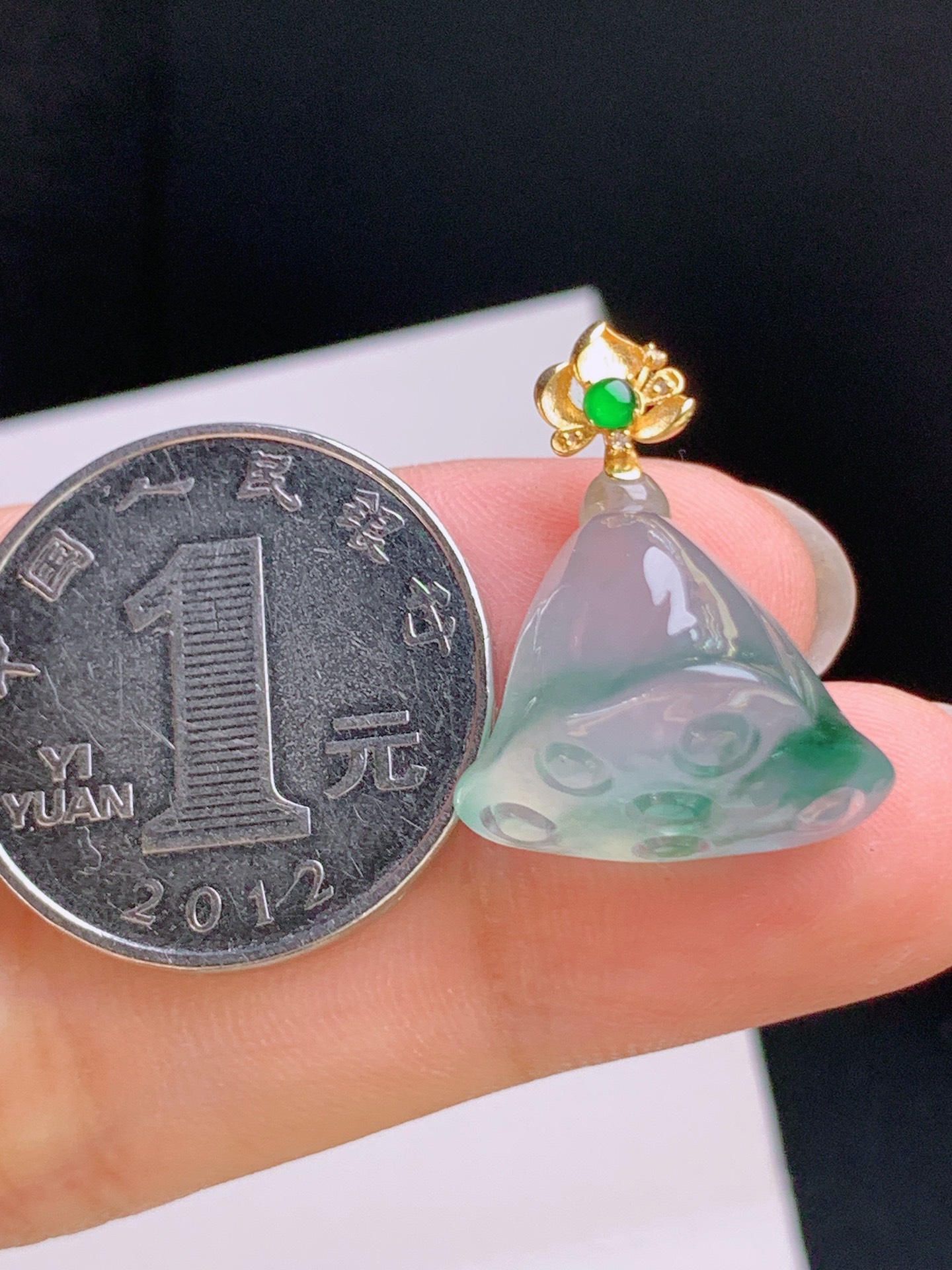 ️ 冰种飘花莲蓬吊坠，18K金镶绿蛋，冰透起光，色泽清新 08