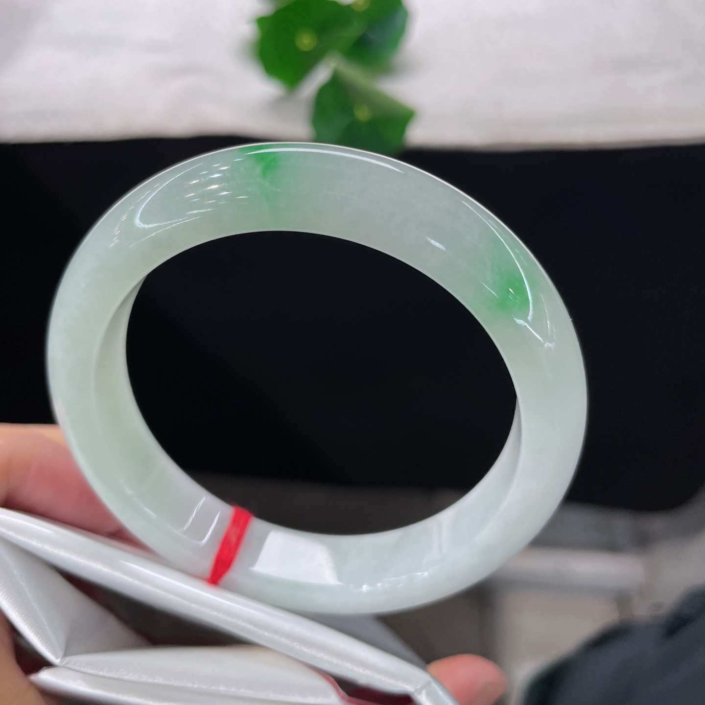 天然翡翠手镯 圈口58.2/12.6/8.4，白底青正圈，57/58可戴，素镯含翠，清风落腕，无裂