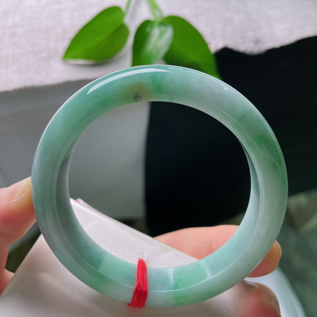 54.8/13.4/8.4，飘花正圈，晶体线，通透静谧温润，翠色疏密有致悠然流淌，平安镯版型规整，流露娴静温婉风骨。ss59283a