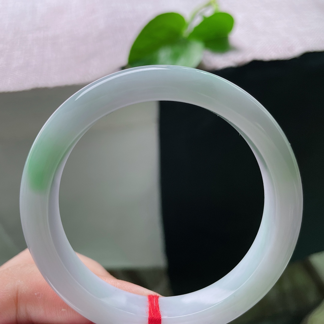 54.9/11.1/8.3，春带彩正圈，淡春底飘嫩绿，温润，腕间藏一整个春日清浅诗意，有纹，ss59