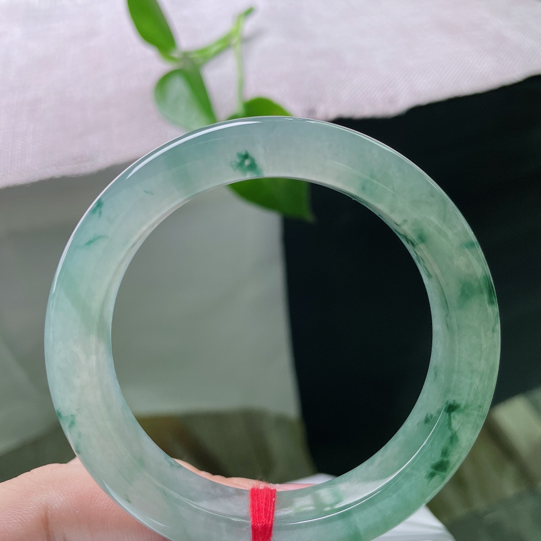 56.4/12.5/9.3，冰飘花正圈，无裂，种质老透莹润，玉质冰爽细腻，晶体紧密细腻，水光灵动流转，握在腕间清冽温润。ss ss59818a