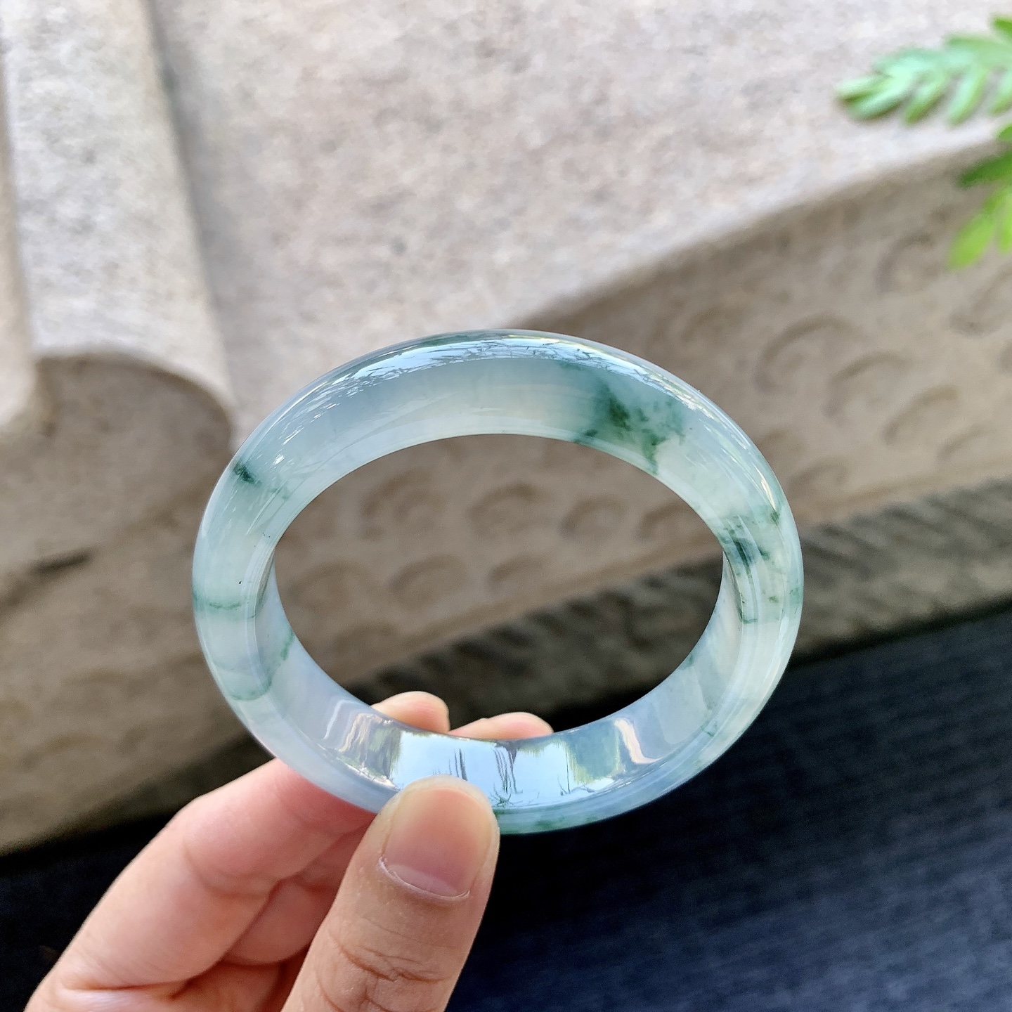 正圈50 51 圈口51.2/12.5/7.7 编码Q5092655 冰糯飘花，水润，种老，细腻，打灯有絮线