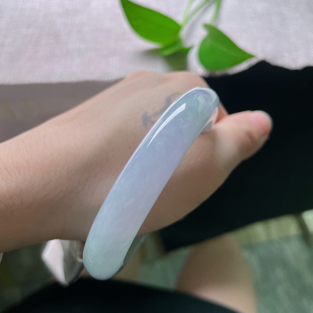 56.8/12.1/9.1，春彩正圈，一点皮纹，清雅淡春彩正圈平安镯，紫绿温柔相融，玉质温润冰透，晕染温婉朦胧的东方诗意气韵。ss59308a