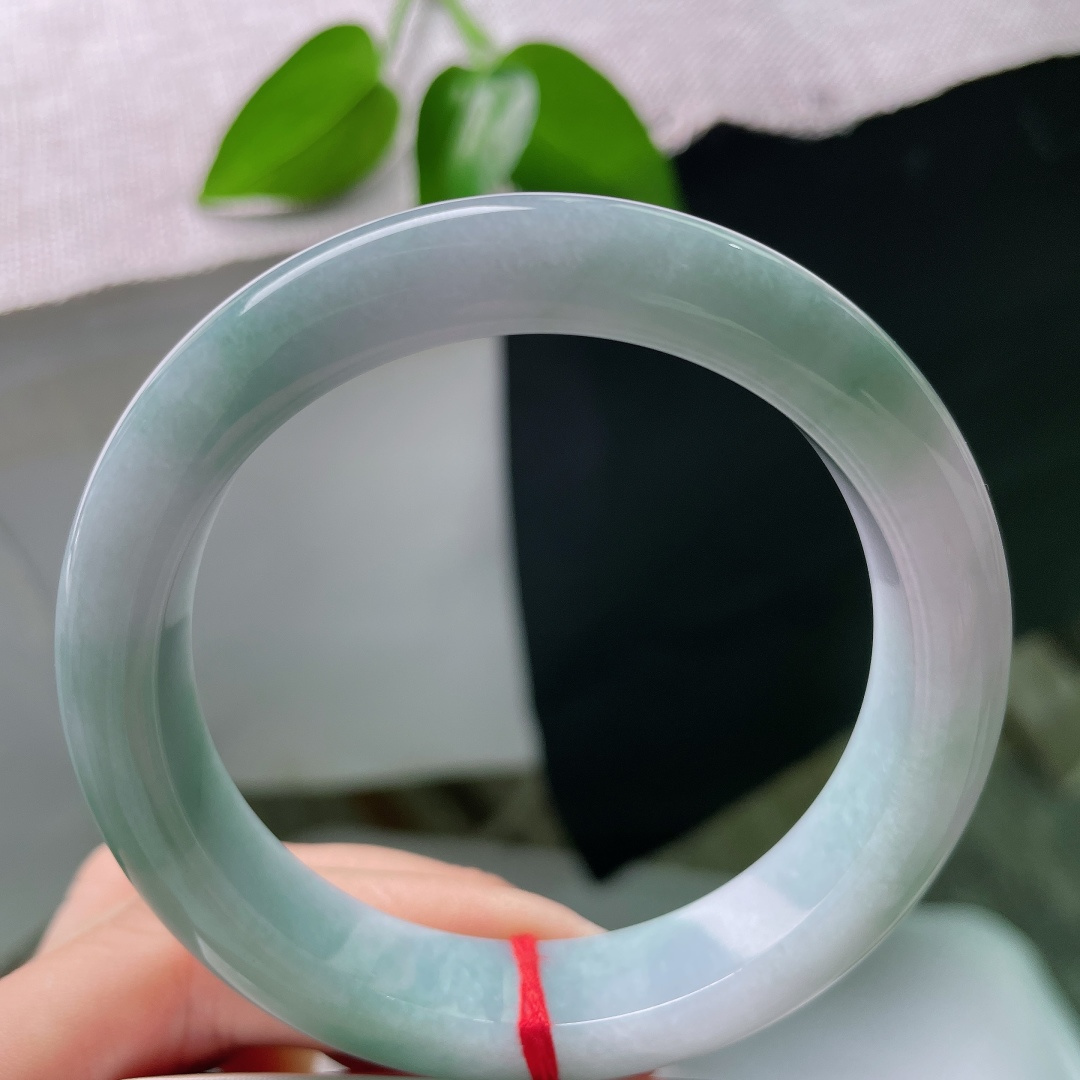 57/12.3/8.9，蓝紫底正圈，皮纹，玉质细腻柔和，朦胧浅紫晕染，搭配清润蓝底，是温柔治愈的春彩韵味。ss59289a