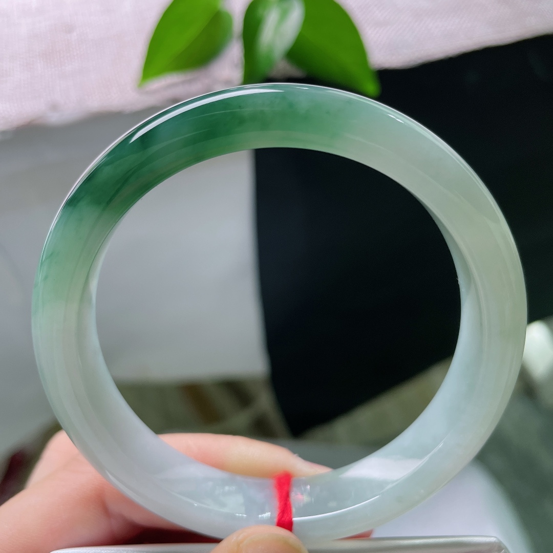 60.4/12.1/8.3，飘花正圈，无裂，冰底清透温润莹亮，半圈浓翠如黛晕染镯身，山水分界悠然，尽