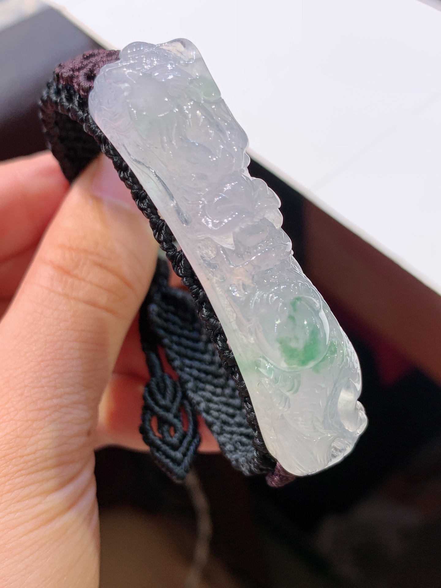 ️ 这块龙手牌太惊艳啦 种水是冰种质感，底子清透莹润，像凝住的一汪冰水，一点飘绿灵动鲜活，恰到好处，不艳不杂。裸石57.8-11.3-12.6 080924
