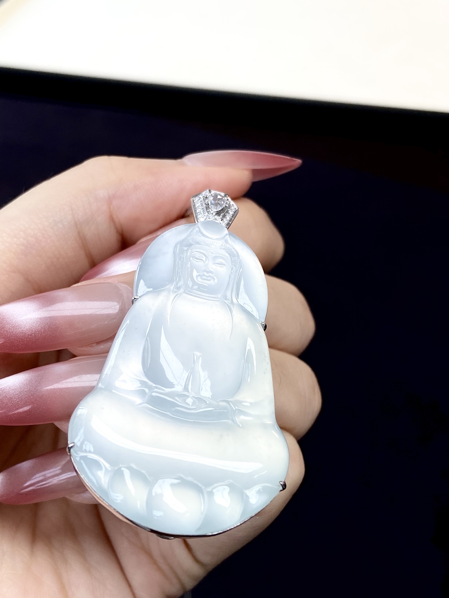 ️ 冰种观音吊坠，莹白如月的底色，胶润得像要溢出温柔，慈眉善目，佩之 静心 安宁：58.6-30.5-8.5，裸石：49.8-30.5-4.5mm，无裂。