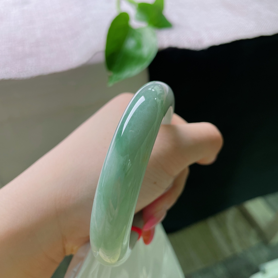 55.3/12.7/8.2，飘绿正圈，皮纹，浅翠柔光绕玉圈，腕间自带一份温柔静谧，ss59953a