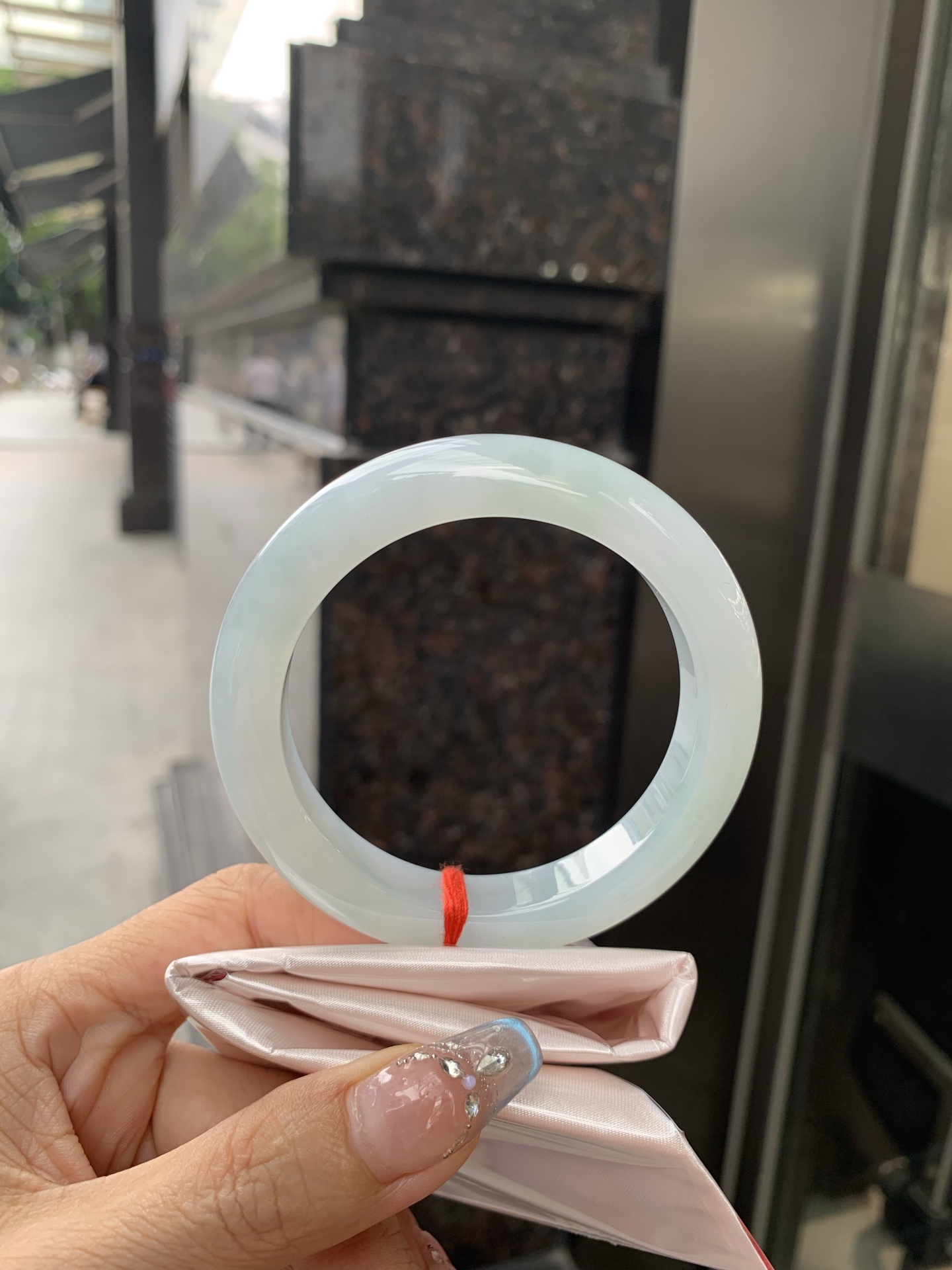 飘绿正圈 57.9-9.7-11.1 0502-4A102 无裂，底妆水润细腻，满圈淡绿花若隐若现，清爽优雅
