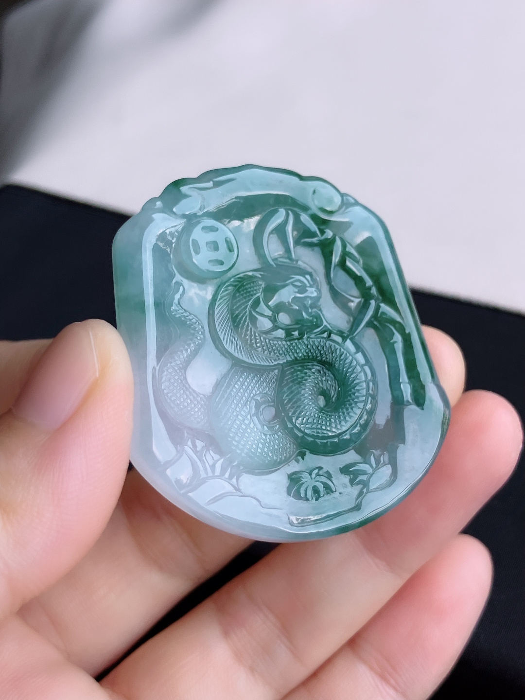 ️，冰种飘花生肖蛇牌，细腻精致，尺寸47.3/42/4.8/自然光实拍