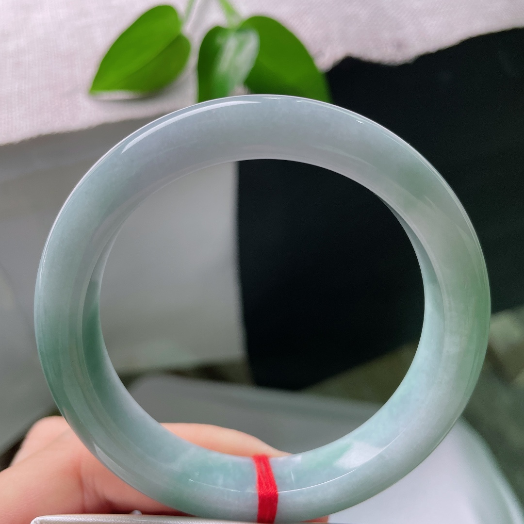 59/12.1/9.2，蓝底正圈，皮纹，柔和的浅蓝底色，藏着一汪静谧湖色，清润如水，沉静雅致。ss59279a