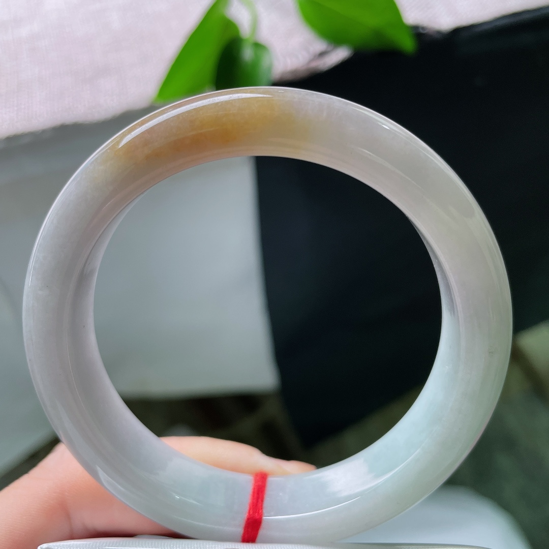 57.7/12.8/9.0，黄翡正圈，无裂，种质细腻水头足，素雅底色配天然黄翡，简约低调，复古又耐看