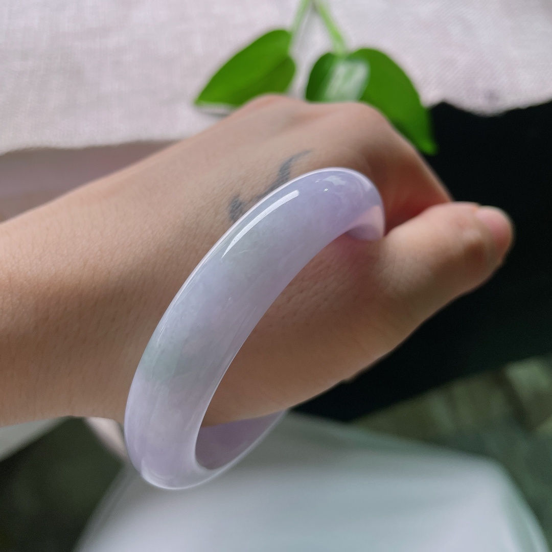 50.5/12.3/8.2，正圈，一点皮纹，冰底氤氲朦胧，零星翠色轻落镯身，平安镯紫气温婉，一腕携来春日诗意。ss59327a