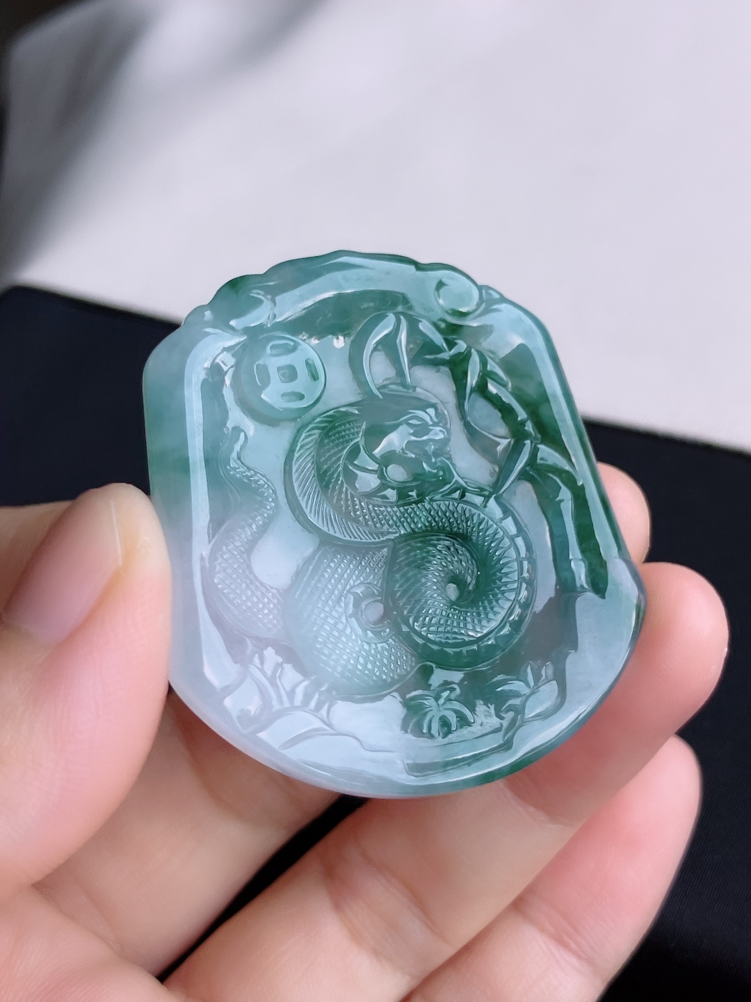 ️，冰种飘花生肖蛇牌，细腻精致，尺寸47.3/42/4.8/自然光实拍