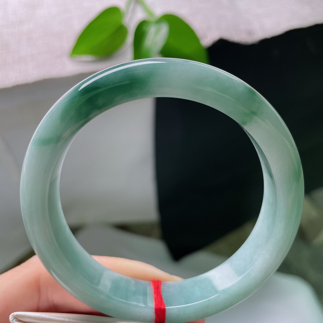 57.2/11.9/8.5，飘花正圈，棉线，白冰纯净为底，丝丝绿飘花悠然散落，像流云掠过素雪，简约又
