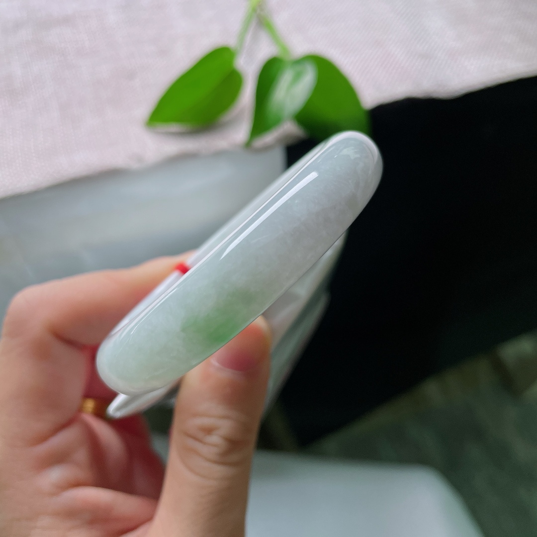 54/12.2/7.6，飘绿正圈，一点皮纹，玉质细腻柔光内敛，点点淡绿清新灵动舒展，端庄平安镯，如春风拂柳自带清雅氛围感。ss59581a