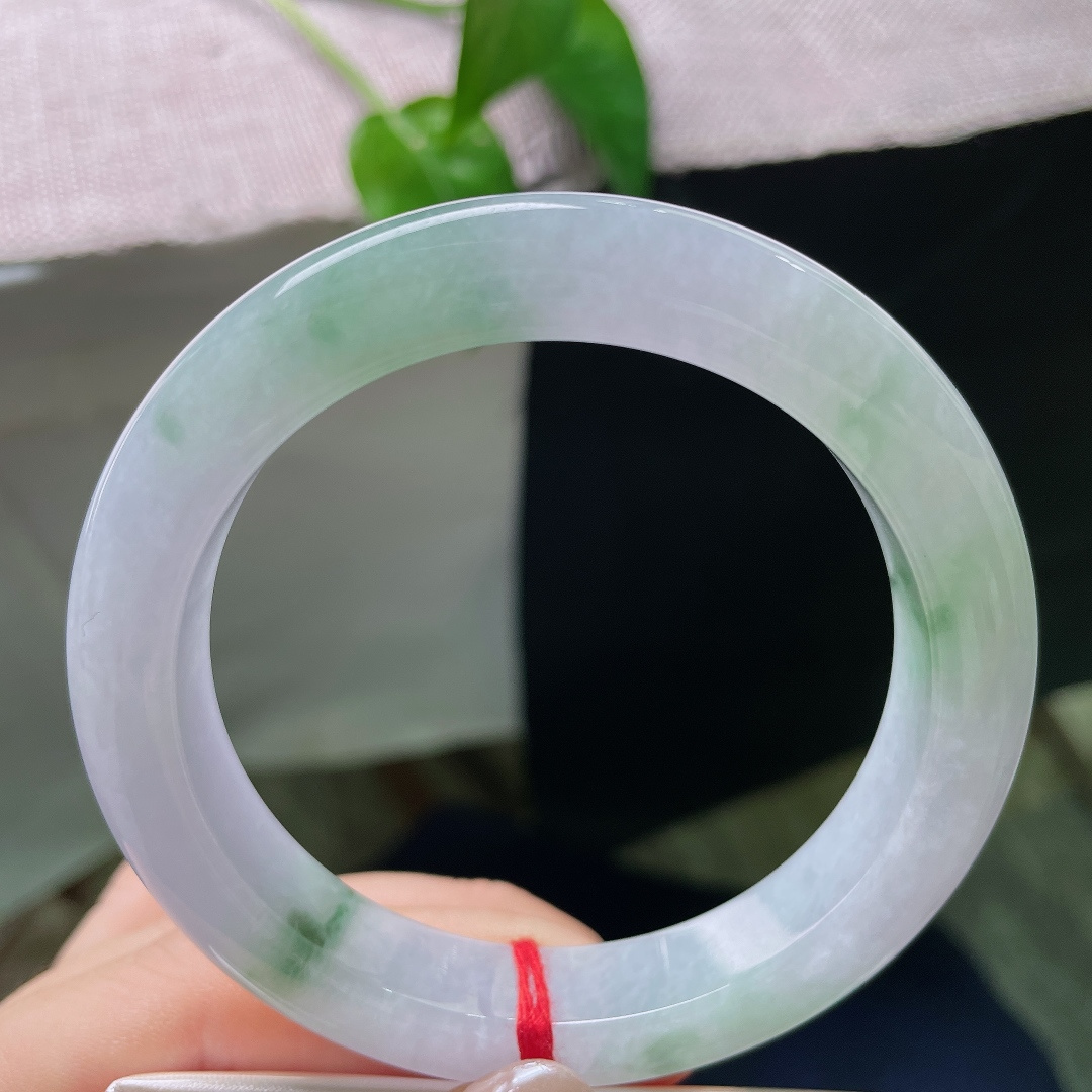 56.7/11.5/9.3，飘绿正圈，一点皮纹，飘花随性分布，绿意浅浅晕开，清新不张扬。ss5981