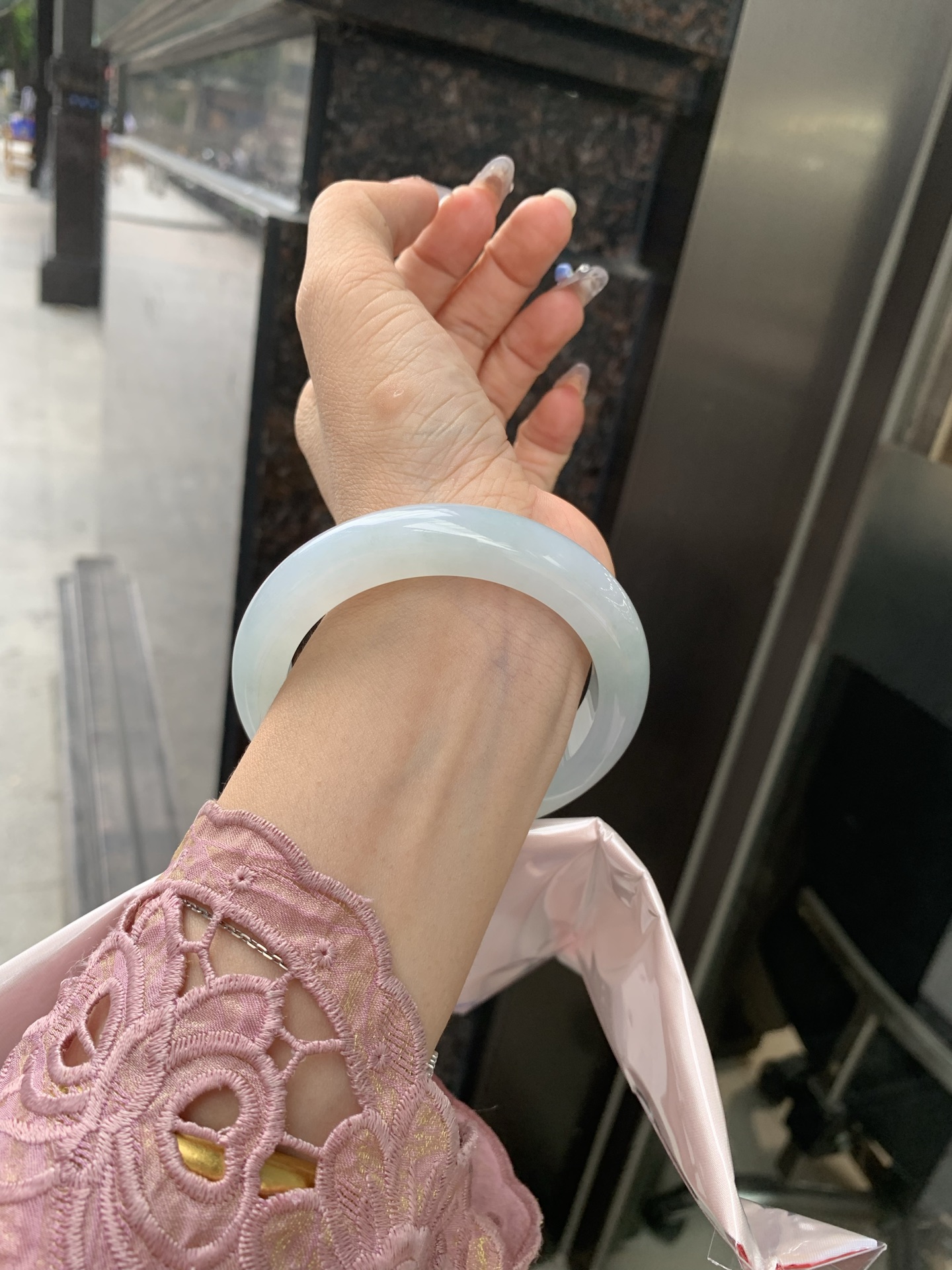 飘绿正圈 57.9-9.7-11.1 0502-4A102 无裂，底妆水润细腻，满圈淡绿花若隐若现，清爽优雅