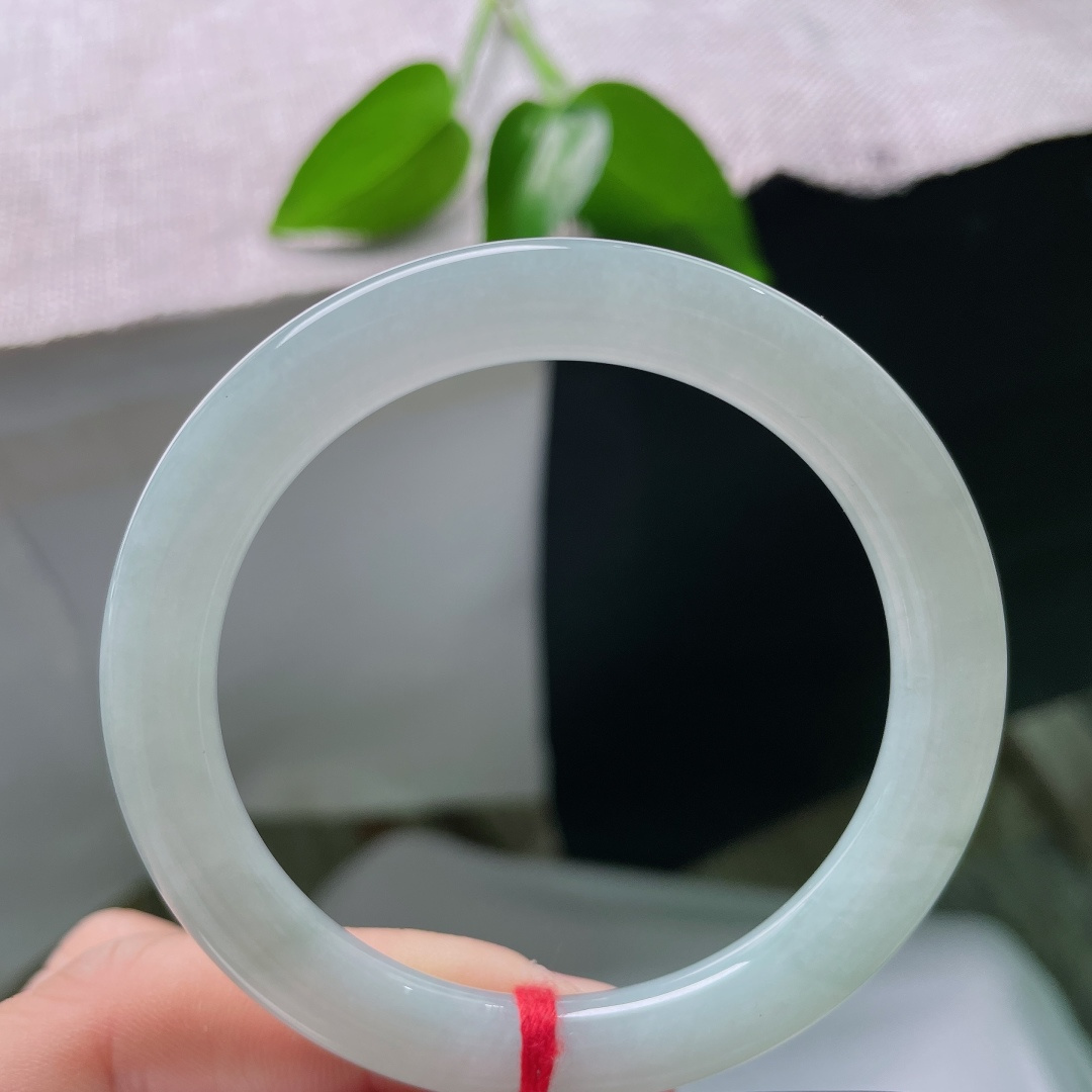 53/8.4，蓝底圆条，晶体线，清透冰底凝一抹晴韵，通体色调柔和均匀，圆润镯型，将极简清雅藏于腕间方寸。ss59507a