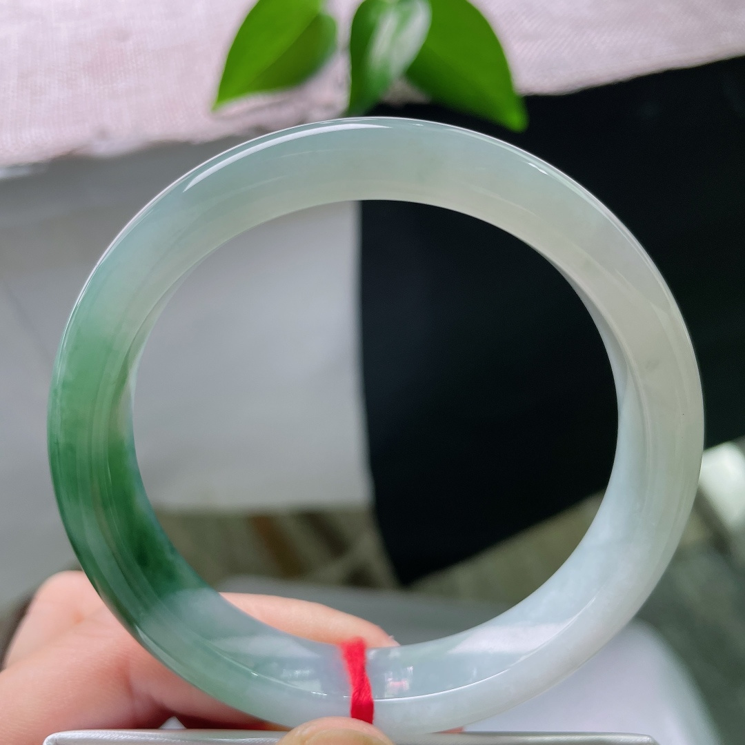 60.4/12.1/8.3，飘花正圈，无裂，冰底清透温润莹亮，半圈浓翠如黛晕染镯身，山水分界悠然，尽显含蓄雅致气韵。ss59430a