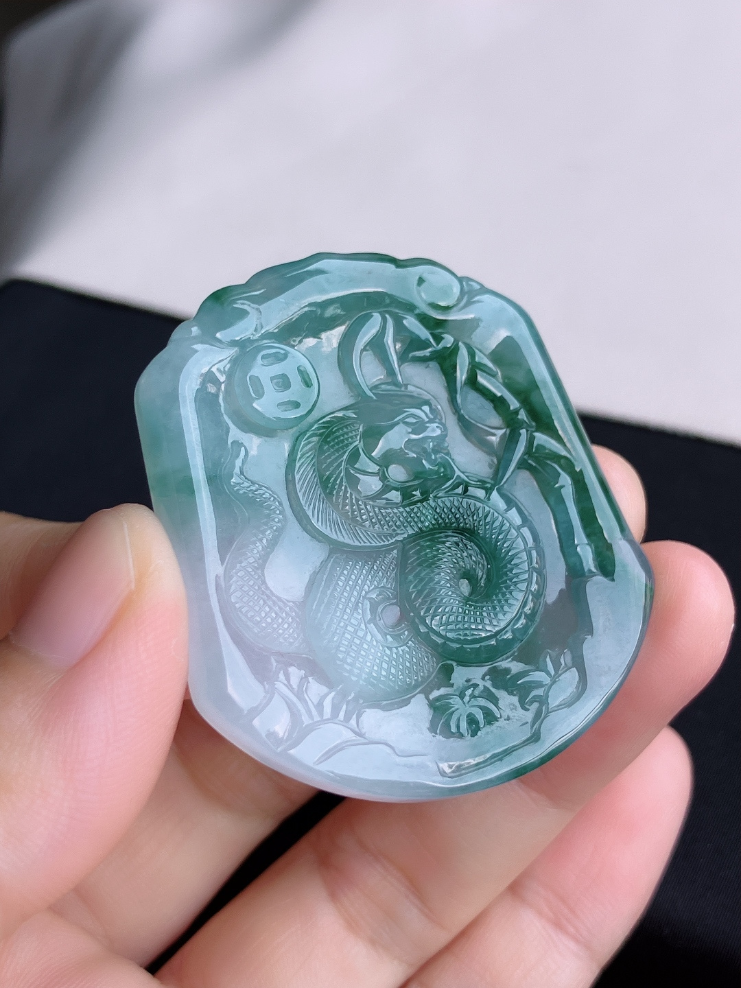 ️，冰种飘花生肖蛇牌，细腻精致，尺寸47.3/42/4.8/自然光实拍