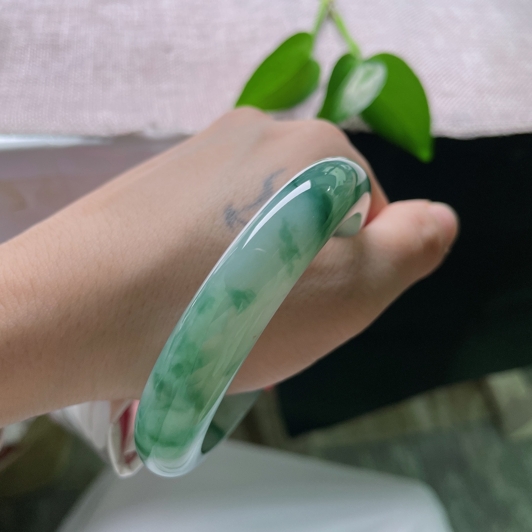 58.2/12.1/8.6，飘花正圈，无裂，洒金，冰种玉质细腻匀净，浓墨绿意缥缈漫洒玉璧，端庄正圈，诉说中式温婉诗意风骨。ss59419a