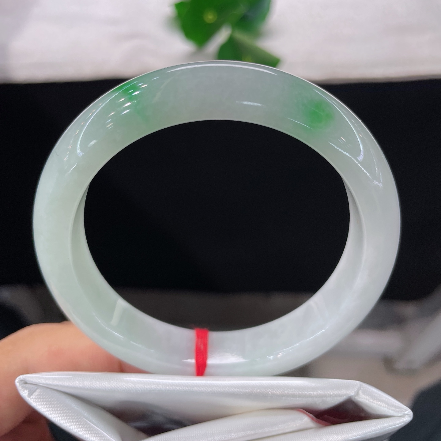 天然翡翠手镯 圈口58.2/12.6/8.4，白底青正圈，57/58可戴，素镯含翠，清风落腕，无裂