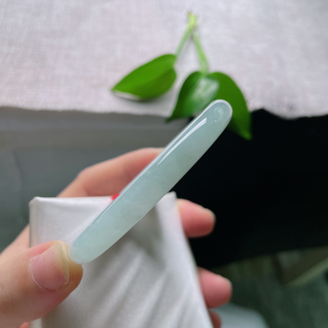 53/8.4，蓝底圆条，晶体线，清透冰底凝一抹晴韵，通体色调柔和均匀，圆润镯型，将极简清雅藏于腕间方寸。ss59507a
