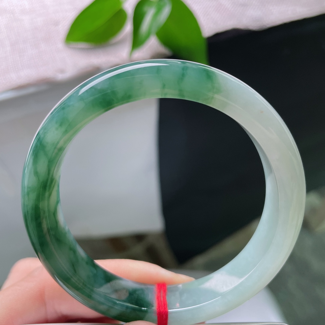 56.7/12.4/8.5，飘花正圈，无裂，冰种玉质水光盈盈，浓艳墨绿飘花肆意舒展，端庄平安镯，天然水墨画卷凝于玉骨之间。ss59426a