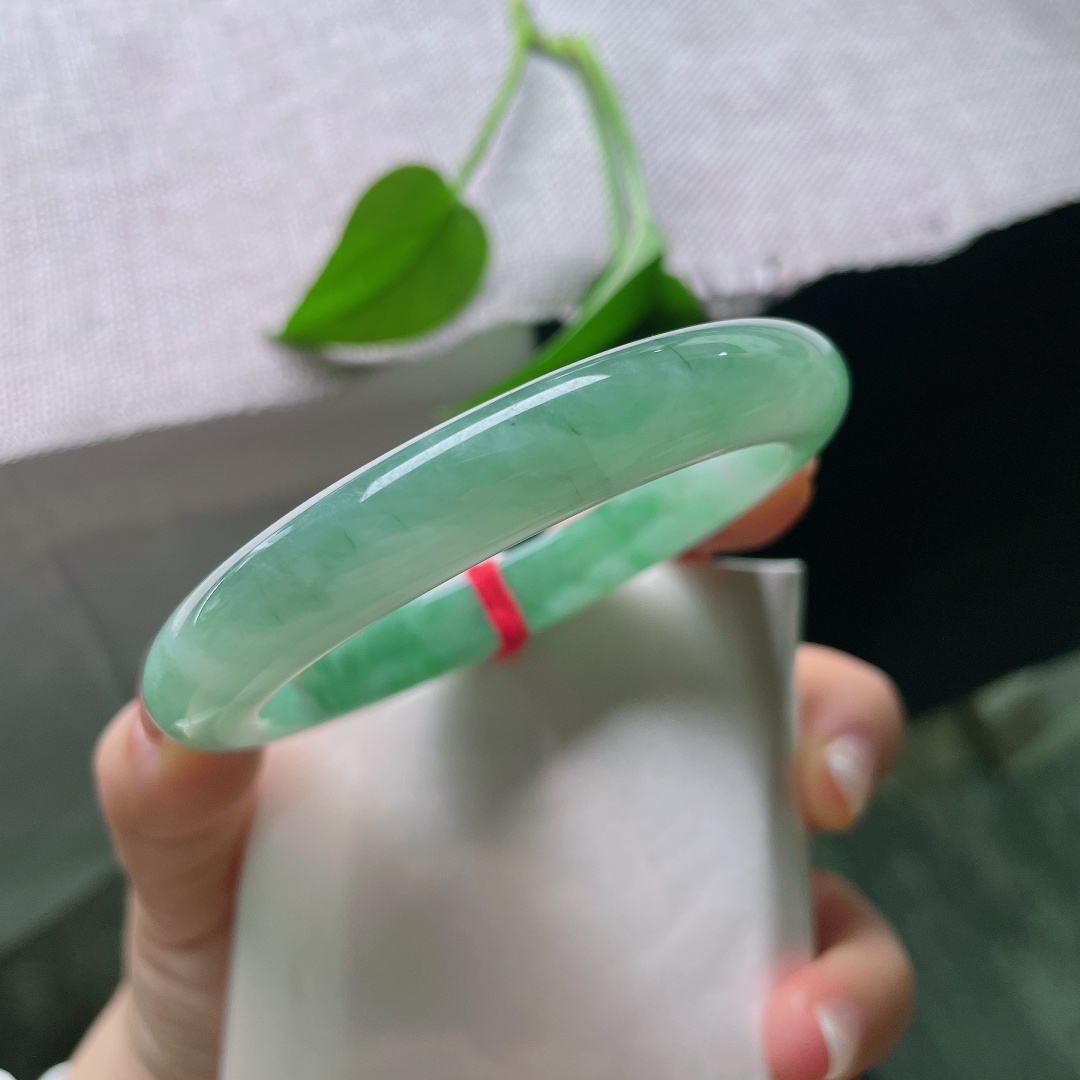 58.7/11/9.0，油青正圈，内纹，深绿与浅白自然交融，浓淡过渡随性写意，如同山水画卷铺展在镯身之上。ss59861a