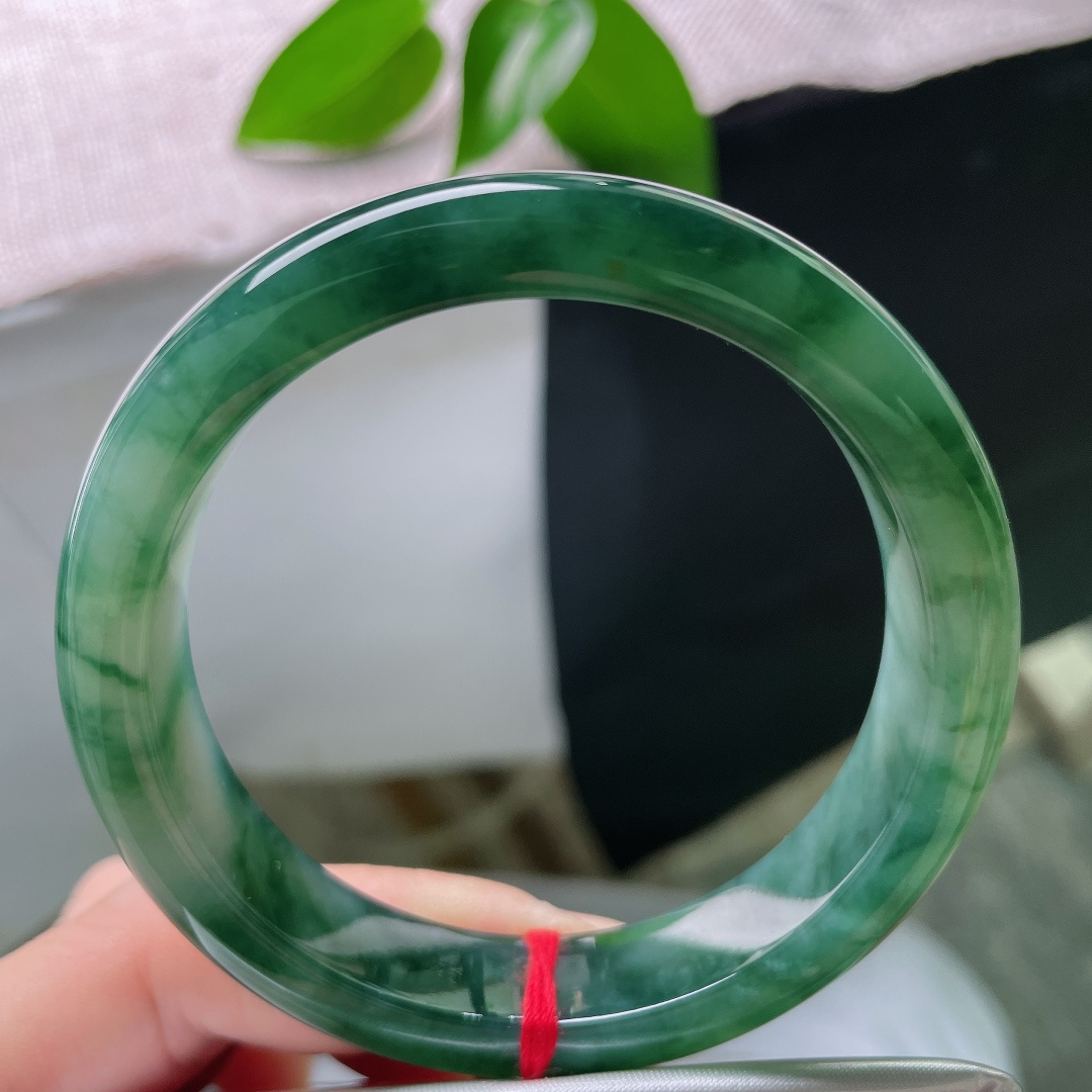 57.8/12.4/8.4，飘花正圈，晶体不显，莹润冰底漾清光，墨绿飘花缠绕玉镯，圆润流畅版型，腕间
