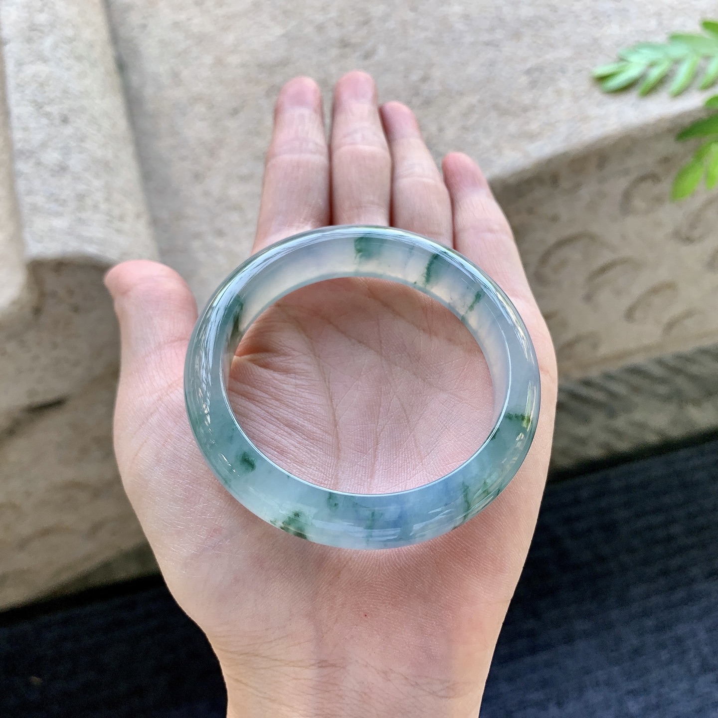 正圈50 51 圈口51.2/12.5/7.7 编码Q5092655 冰糯飘花，水润，种老，细腻，打灯有絮线