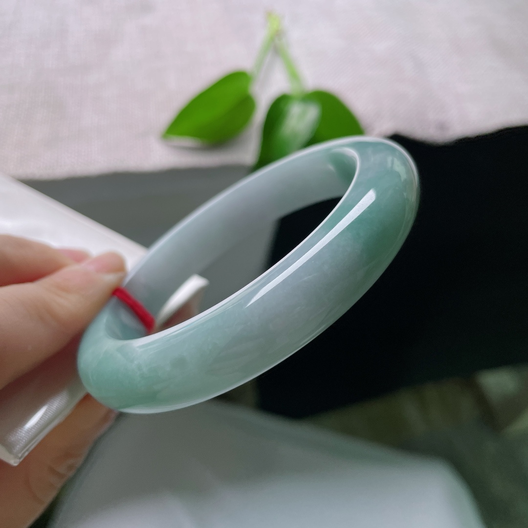 59/12.1/9.2，蓝底正圈，皮纹，柔和的浅蓝底色，藏着一汪静谧湖色，清润如水，沉静雅致。ss59279a