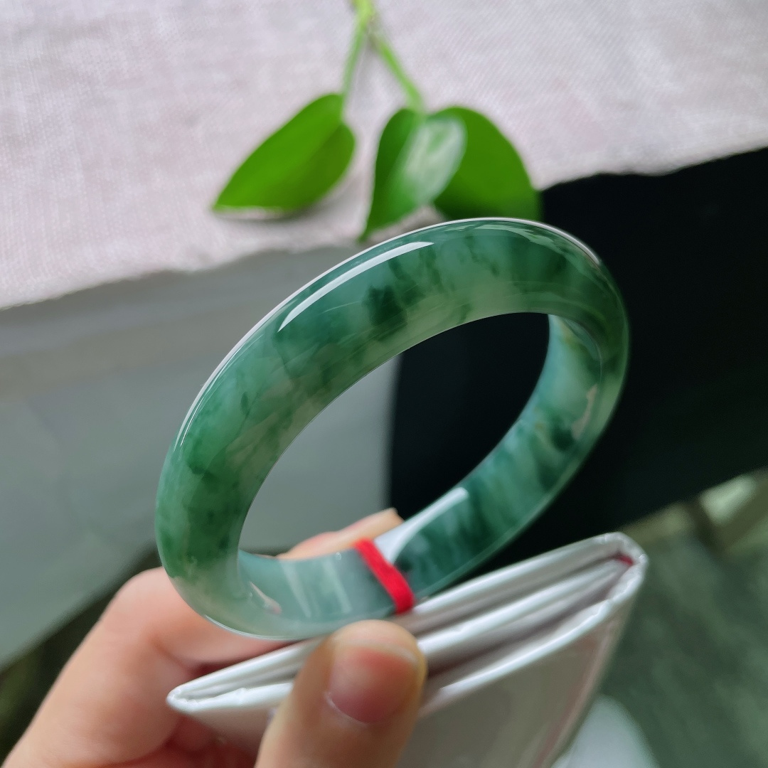 58.2/12.1/8.5，飘花正圈，晶体线，一点黄翡，莹润冰底漾清光，墨绿飘花缠绕玉镯，圆润流畅版型，腕间流淌悠远静谧山水诗意。ss59406a