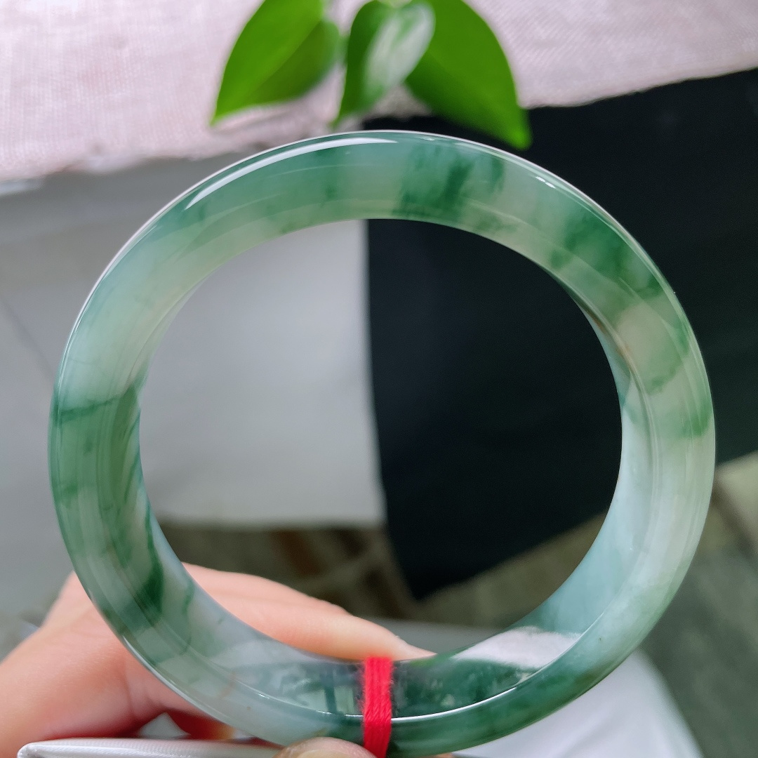 58.2/12.1/8.6，飘花正圈，无裂，洒金，冰种玉质细腻匀净，浓墨绿意缥缈漫洒玉璧，端庄正圈，诉说中式温婉诗意风骨。ss59419a