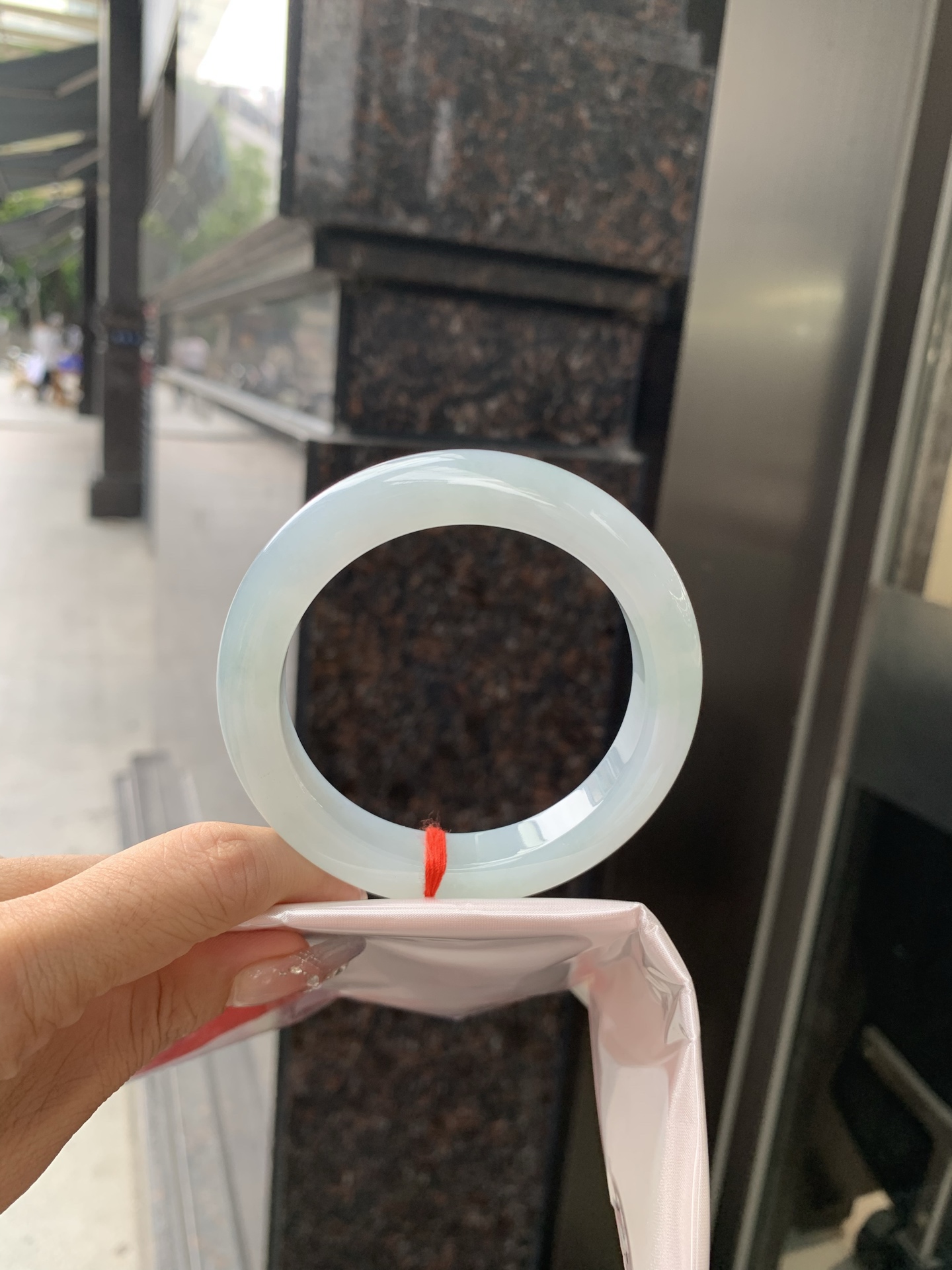 飘绿正圈 57.9-9.7-11.1 0502-4A102 无裂，底妆水润细腻，满圈淡绿花若隐若现，清爽优雅
