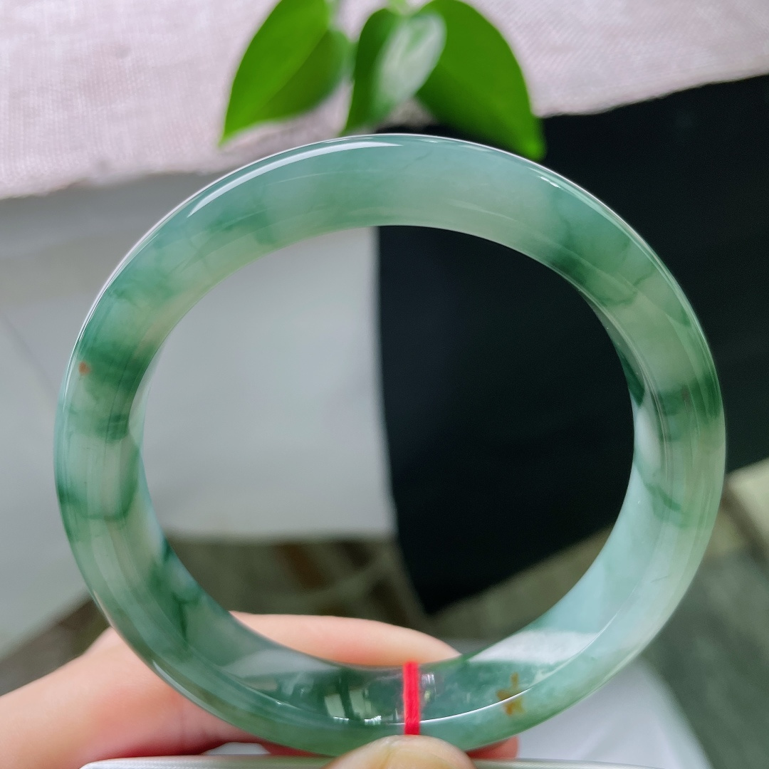 59.3/12/8.2，飘花正圈，无裂，洒金，青山烟翠凝于玉镯，墨绿飘花层次悠远，冰质灵气流转，演绎