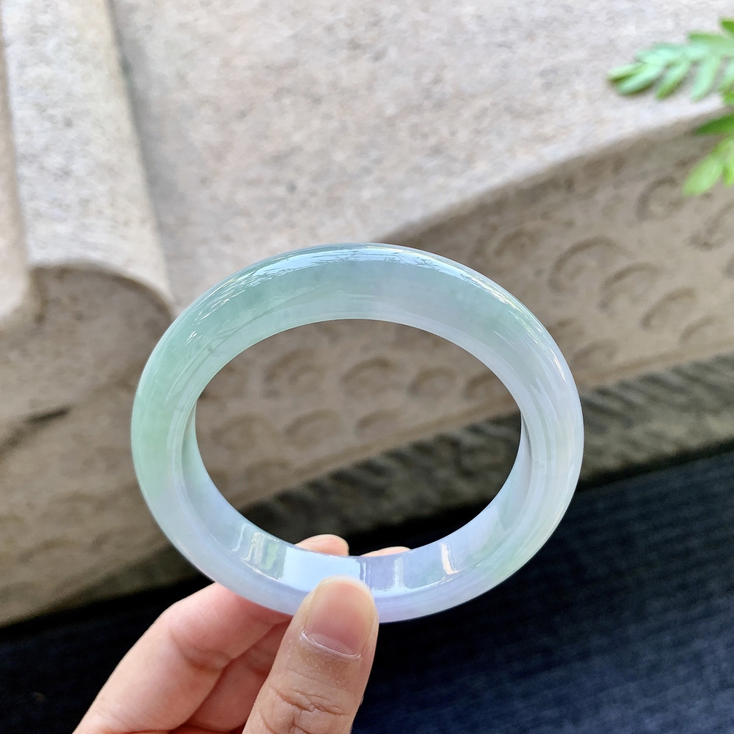 正圈56 57 圈口57.7/12.4/9.5 编码A1092628 细糯春彩，水润，种老，细腻，打灯有絮线
