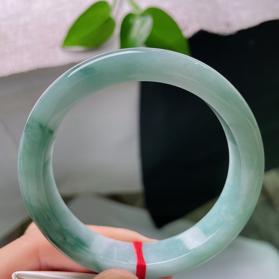 57.2/11.9/8.5，飘花正圈，棉线，白冰纯净为底，丝丝绿飘花悠然散落，像流云掠过素雪，简约又富有自然画意。ss59339a