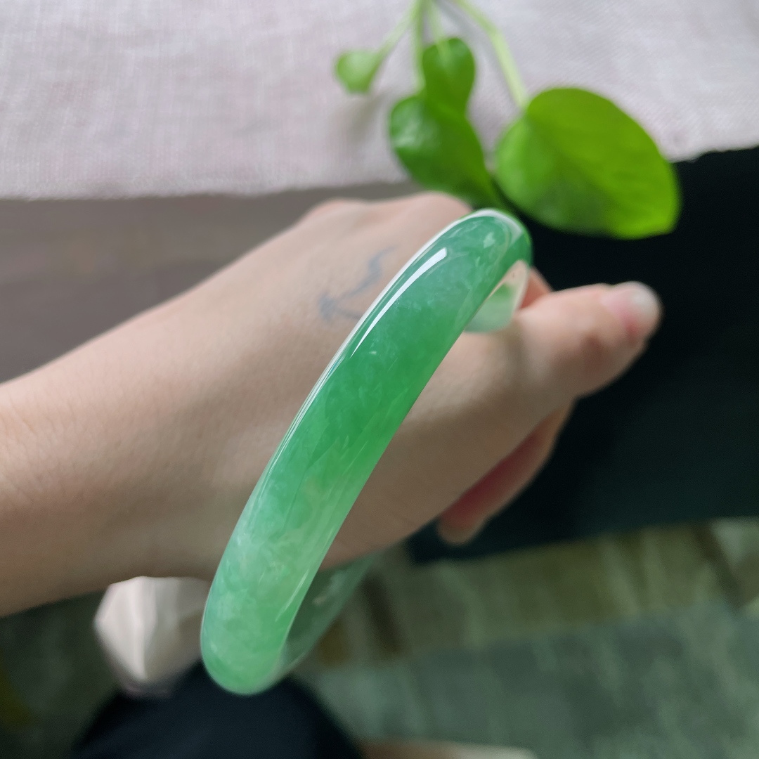 60/10.7，绿底圆条，大圈口，不骄不躁，刚刚好，腕间一抹浓春，胜过人间无数。无裂，ss59822a