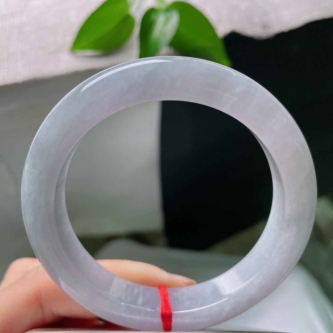 56/12.3/9.2，正圈，晶体线，冰种水光温润内敛，整圈灰紫如烟漫染，端庄平安镯，薄雾凝玉，自带