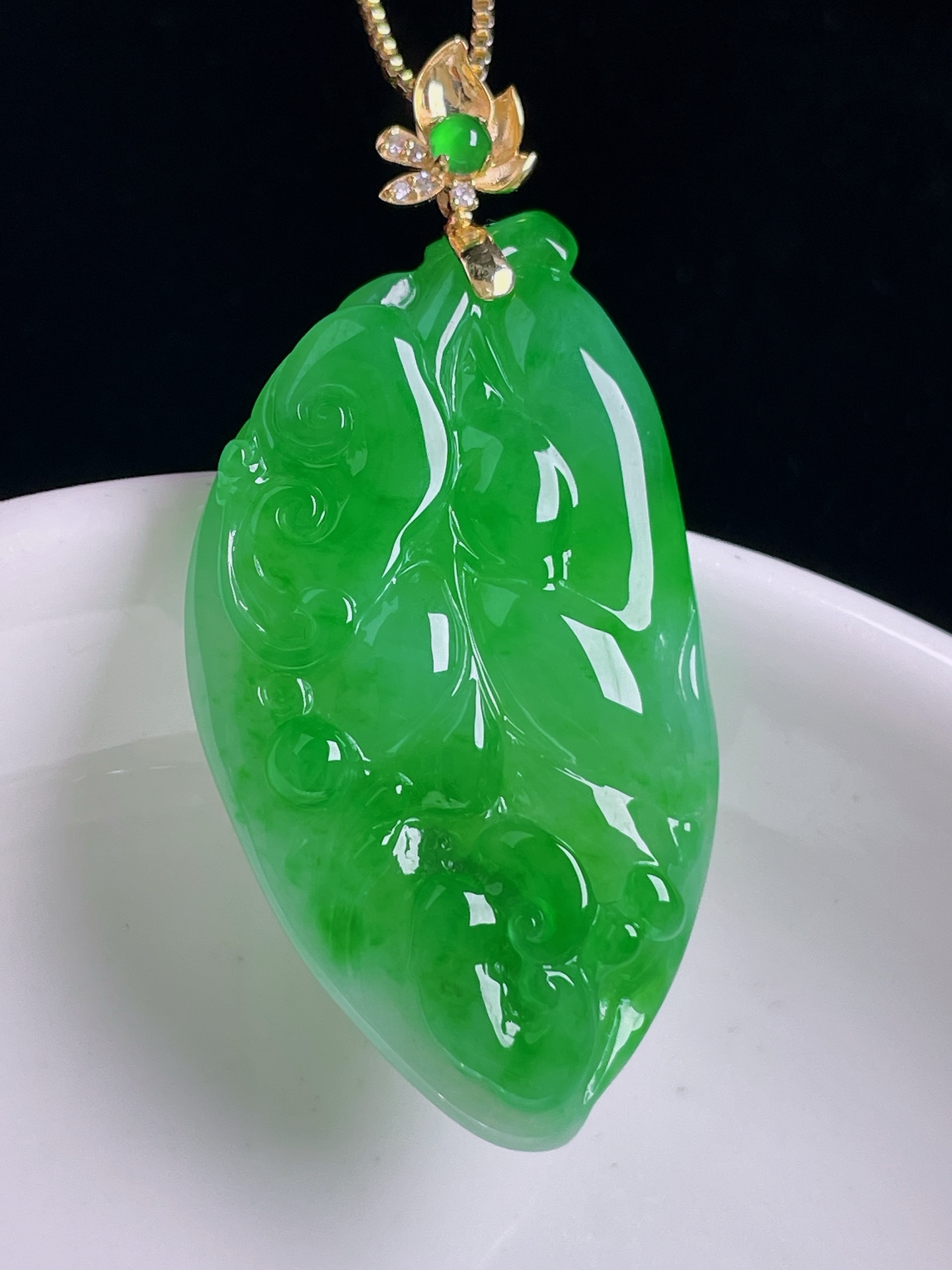 辣绿树叶/叶子，18k镶嵌，老种起光，细底通透，尺寸：45裸石38.3/21.8/6.3mm0927